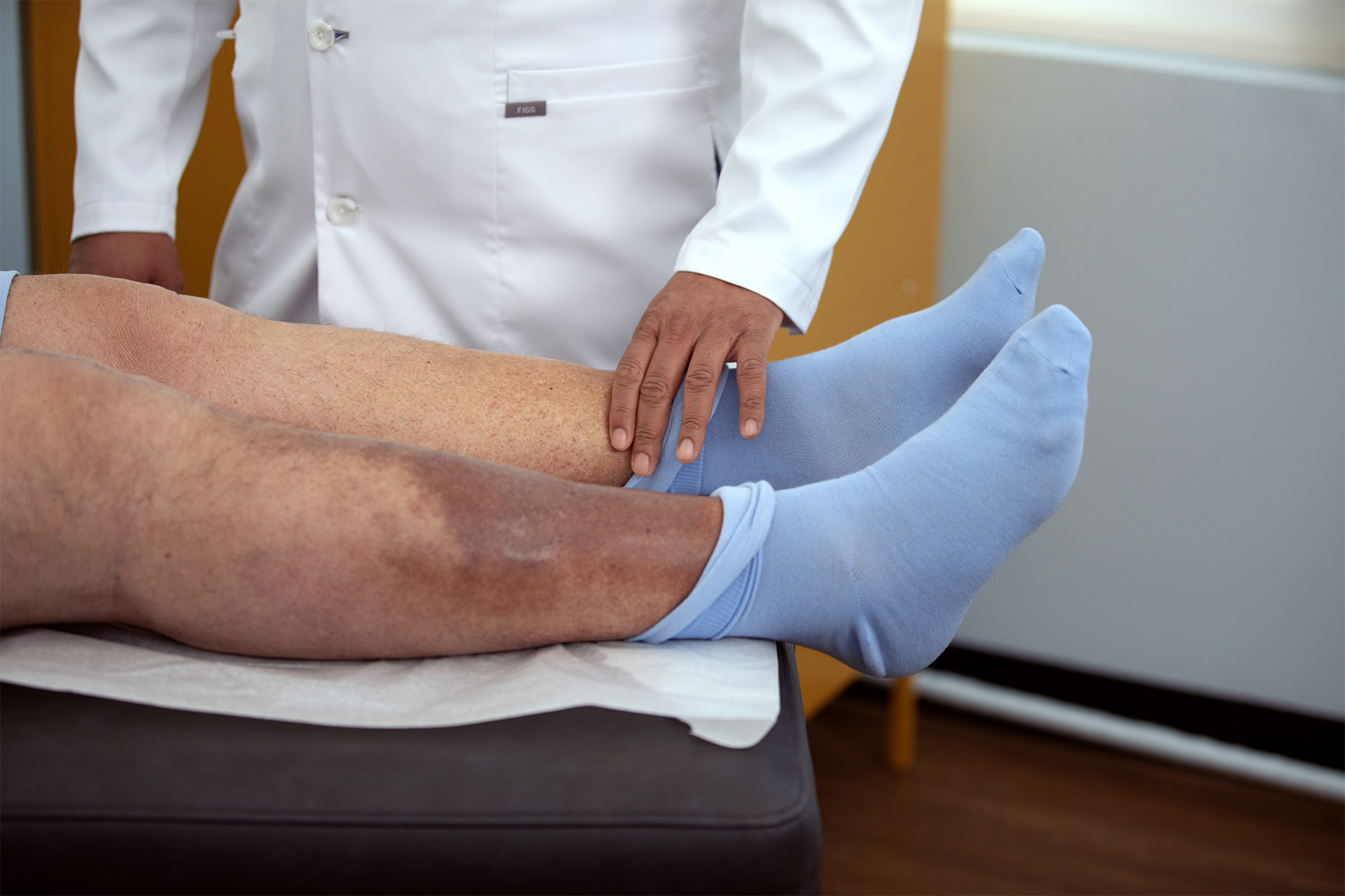 Conozca la enfermedad por reflujo venoso: causas, s&iacute;ntomas y opciones de tratamiento. Controle esta afecci&oacute;n y disfrute de piernas sanas y sin dolor.